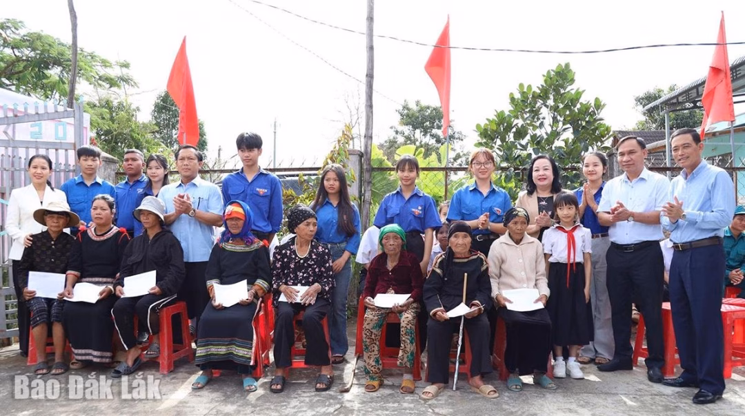 Đắk Lắk: Đảng bộ Các cơ quan Đảng đặt mục tiêu ứng dụng công nghệ số trong công tác đảng Các đại biểu biểu quyết thông qua chương trình đại hội tại phiên thứ nhất Đại hội đại biểu Đảng bộ Các cơ quan Đảng tỉnh lần thứ I. Ảnh: Ngọc Thắng