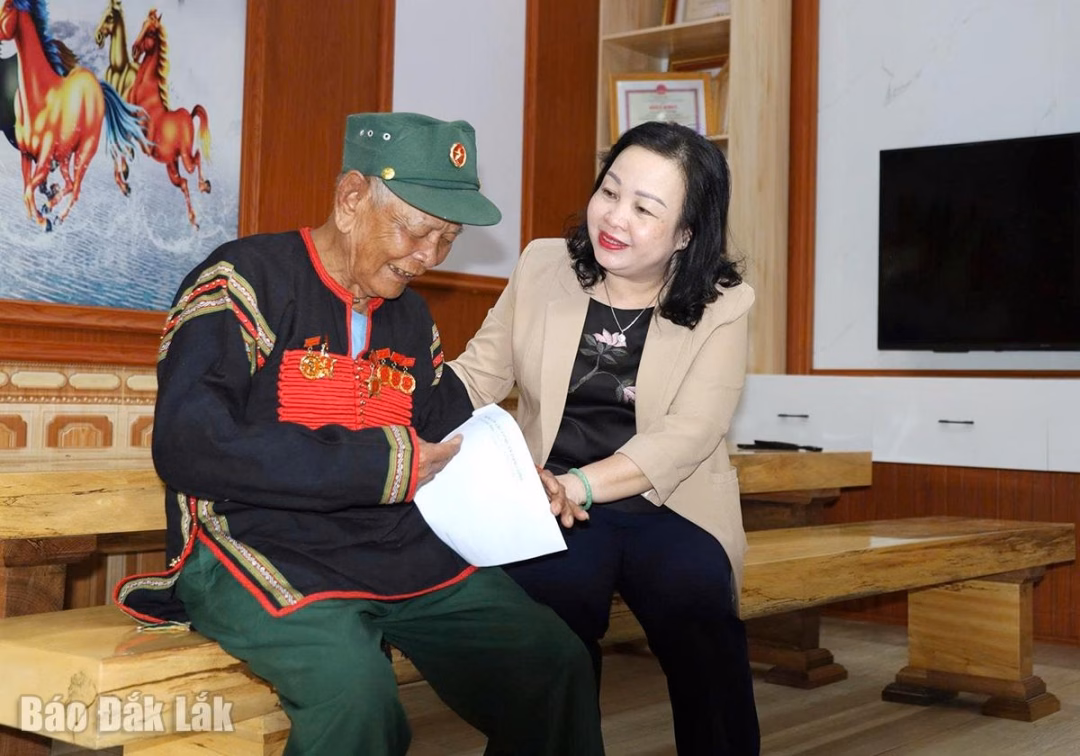 Đắk Lắk: Đảng bộ Các cơ quan Đảng đặt mục tiêu ứng dụng công nghệ số trong công tác đảng Thường trực Đảng ủy Các cơ quan Đảng tỉnh tặng quà các gia đình chính sách, người có công với cách mạng ở xã Cư Pui. Ảnh: CTV