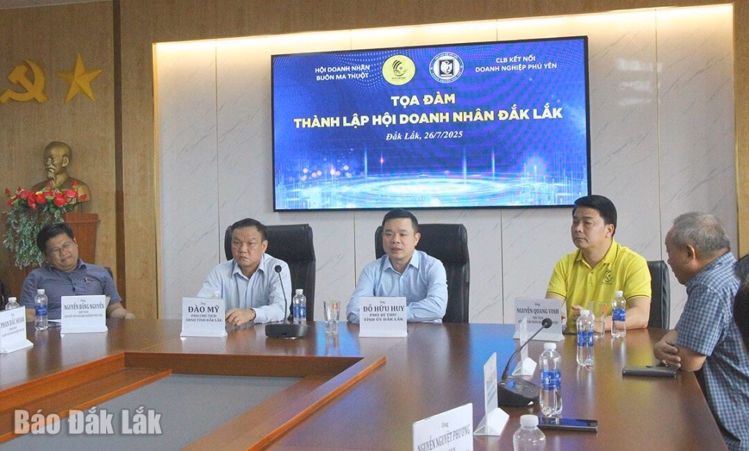 Ông Trần Bá Dũng, đại diện một doanh nghiệp của Câu lạc bộ Kết nối doanh nghiệp Phú Yên phát biểu tại chương trình.