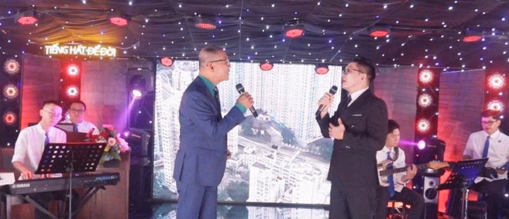 NS ƯT Đức Long thể hiện ca khúc cùng học trò