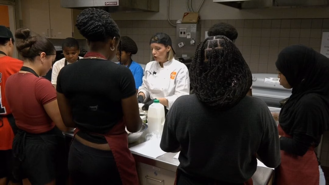 Đầu bếp nổi tiếng dạy trẻ nấu ăn tại khu định cư Louisville