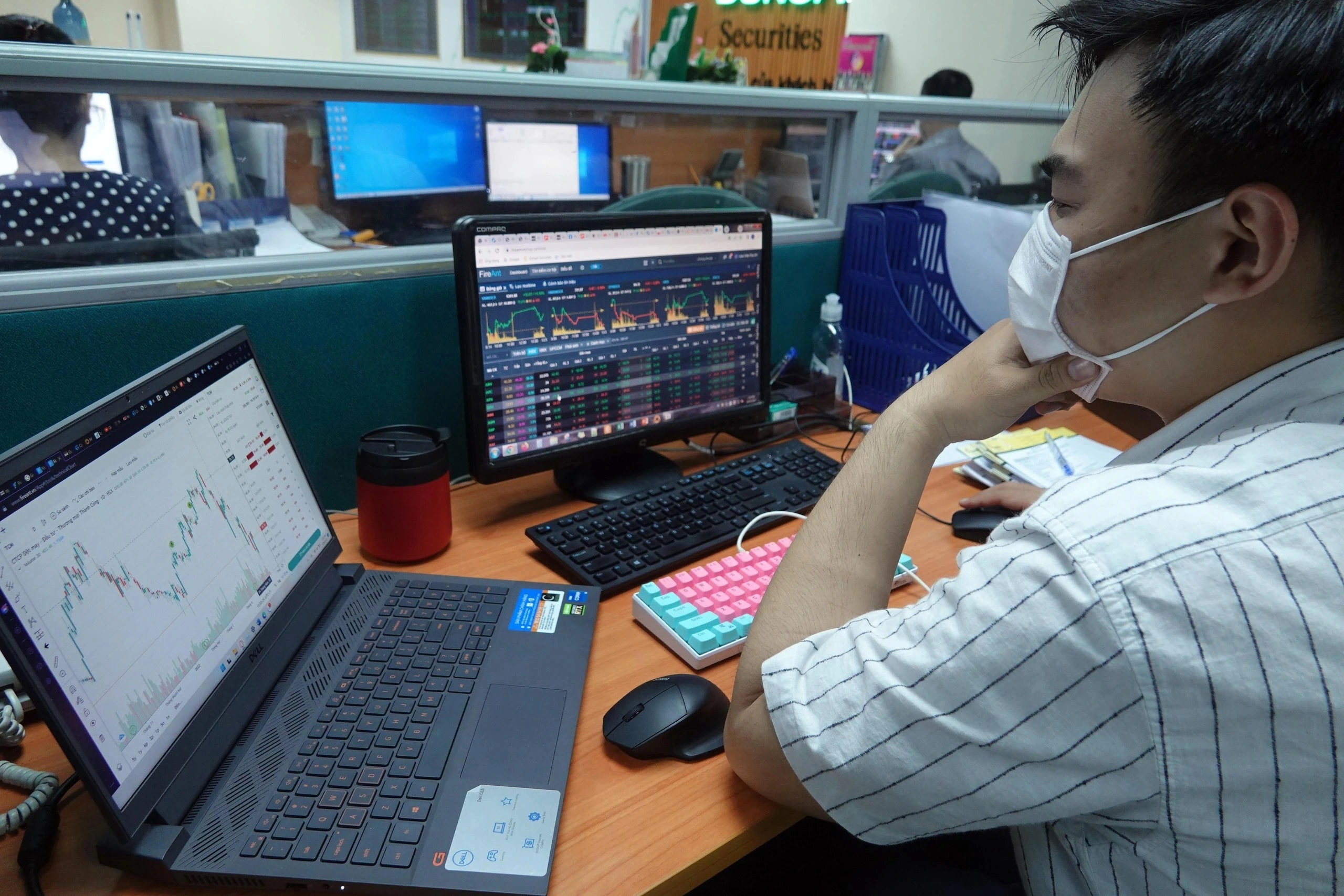 Bán chứng khoán sẽ bị tính thuế TNCN 20% trên mức lãi