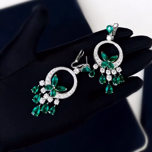 Diễn viên Điền Điềm bị phát hiện đeo đồ giả, gia đình vướng cáo buộc tham nhũng GRAFF là thương hiệu hàng đầu trong thế giới chế tác kim cương và đá quý.