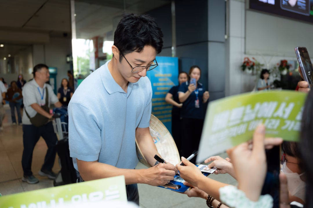 Diễn viên Hàn Quốc Jung Il Woo rộn rã ở sân bay Tân Sơn Nhất Nam diễn viên ký tặng người hâm mộ.