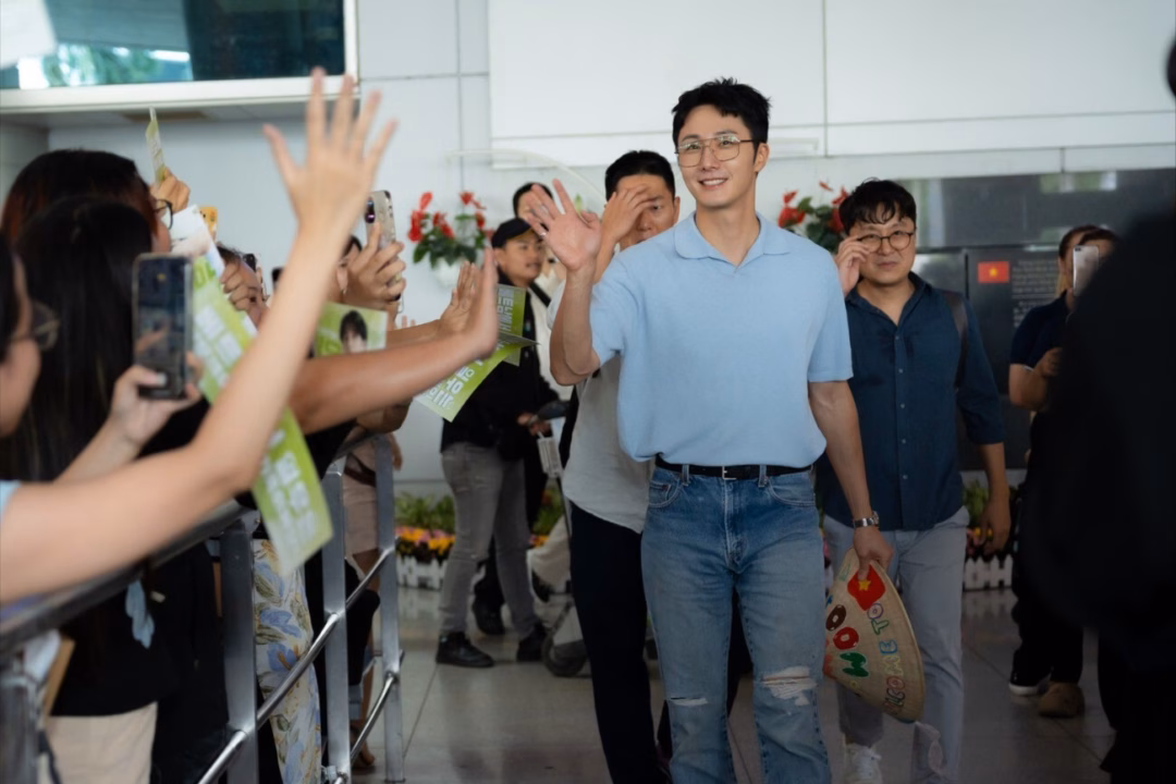 Diễn viên Hàn Quốc Jung Il Woo rộn rã ở sân bay Tân Sơn Nhất Jung Il Woo đến TPHCM chiều 28/7.