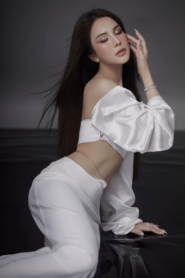 Diệp Lâm Anh tái sinh sau ly hôn: Tự chủ và tỏa sáng với nhan sắc đỉnh cao Dù đã trải qua hai lần sinh nở, Diệp Lâm Anh vẫn sở hữu vóc dáng chuẩn từng centimet: eo thon phẳng lỳ, vòng một đầy đặn, đôi chân dài miên man - đặc biệt nổi bật khi cô diện bikini đen hoặc áo dài lặn. Theo chia sẻ từ chính cô, bí quyết nằm ở chế độ luyện tập nghiêm túc: gym, chạy bộ, đạp xe và cardio đều đặn mỗi ngày.