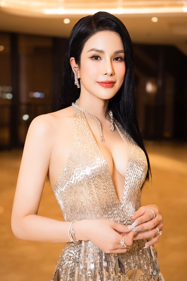 Diệp Lâm Anh: Từ mẹ hai con đến hình tượng phụ nữ mạnh mẽ sau ly hôn Diệp Lâm Anh không chỉ là ví dụ cho hình mẫu phụ nữ tự chủ, mà còn là nguồn cảm hứng cho chị em hậu ly hôn. Qua vóc dáng, nhan sắc và tinh thần sống hiện tại, cô chứng minh: mất mát có thể thành động lực để sống tươi đẹp hơn.
