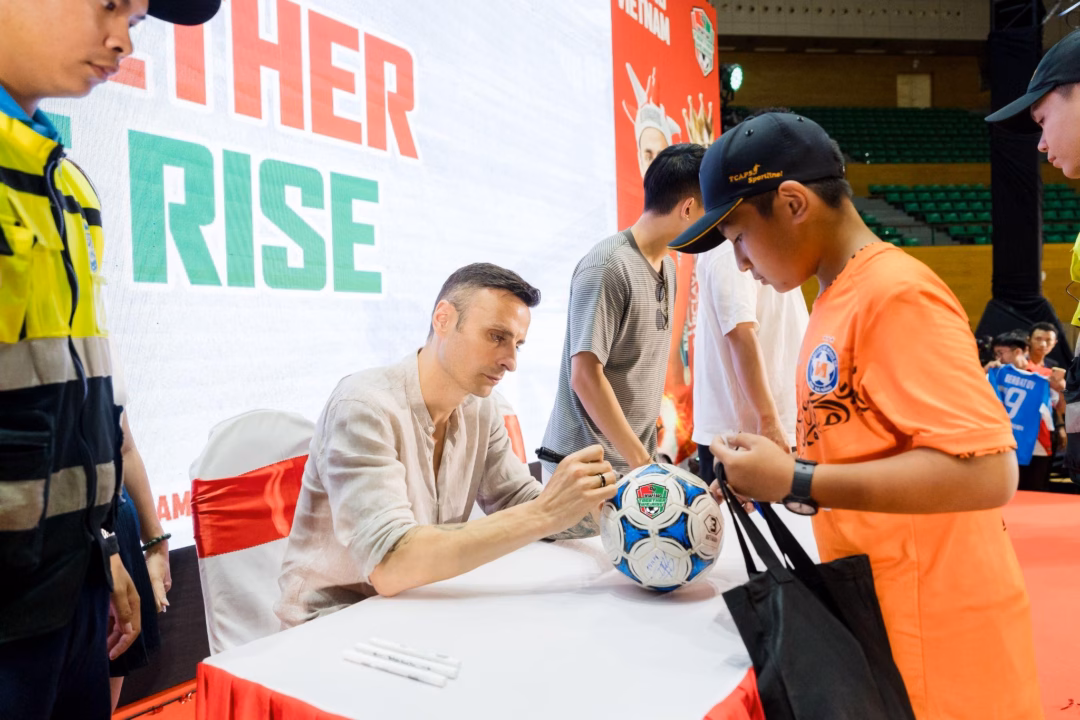 Dimitar Berbatov khiến Đà Nẵng sôi sục trong sự kiệnTogether We Rise