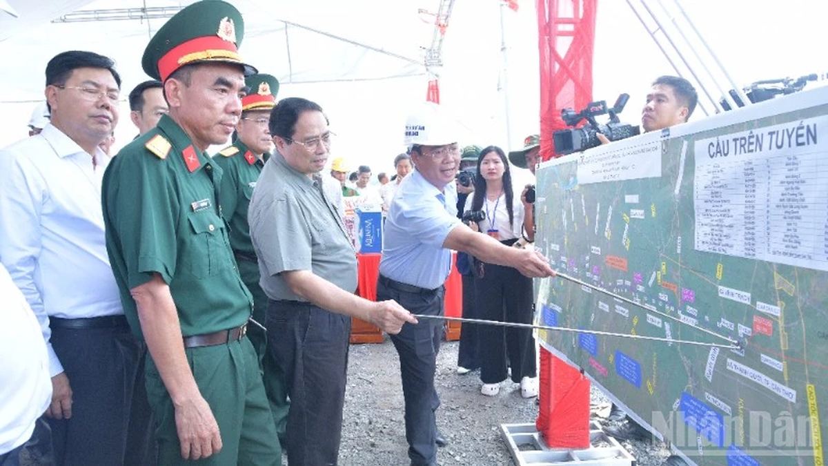 Thủ tướng Phạm Minh Chính thị sát, kiểm tra hai dự án cao tốc ở Đồng bằng sông Cửu Long