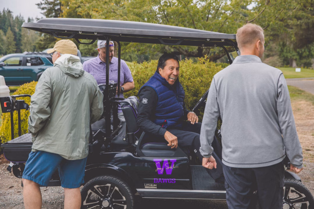 Đội golf Huskies lập chiến tích tại giải golf từ thiện Former University of Washington quarterback Sonny Sixkiller, in cart, hosted his 14th annual celebrity golf tournament at Cedars at Dungeness this weekend. (Lexie Winters)