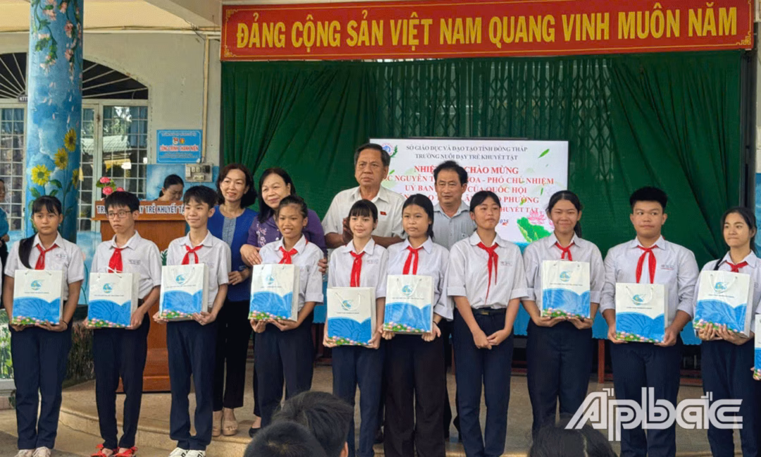 Du khách mê mẩn đồng lúa chín bên ‘Tuyệt tình cốc’ An Giang