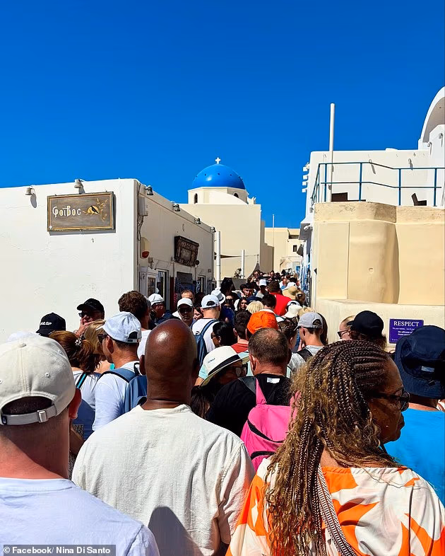 Mọi ngóc ngách trên hòn đảo 'thiên đường' Santorini ở Hy Lạp đều tắc nghẽn. Ảnh: FB/Nina Di Santo