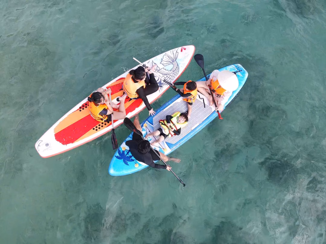 4 bạn nhỏ thích thú khi được chèo SUP trên biển