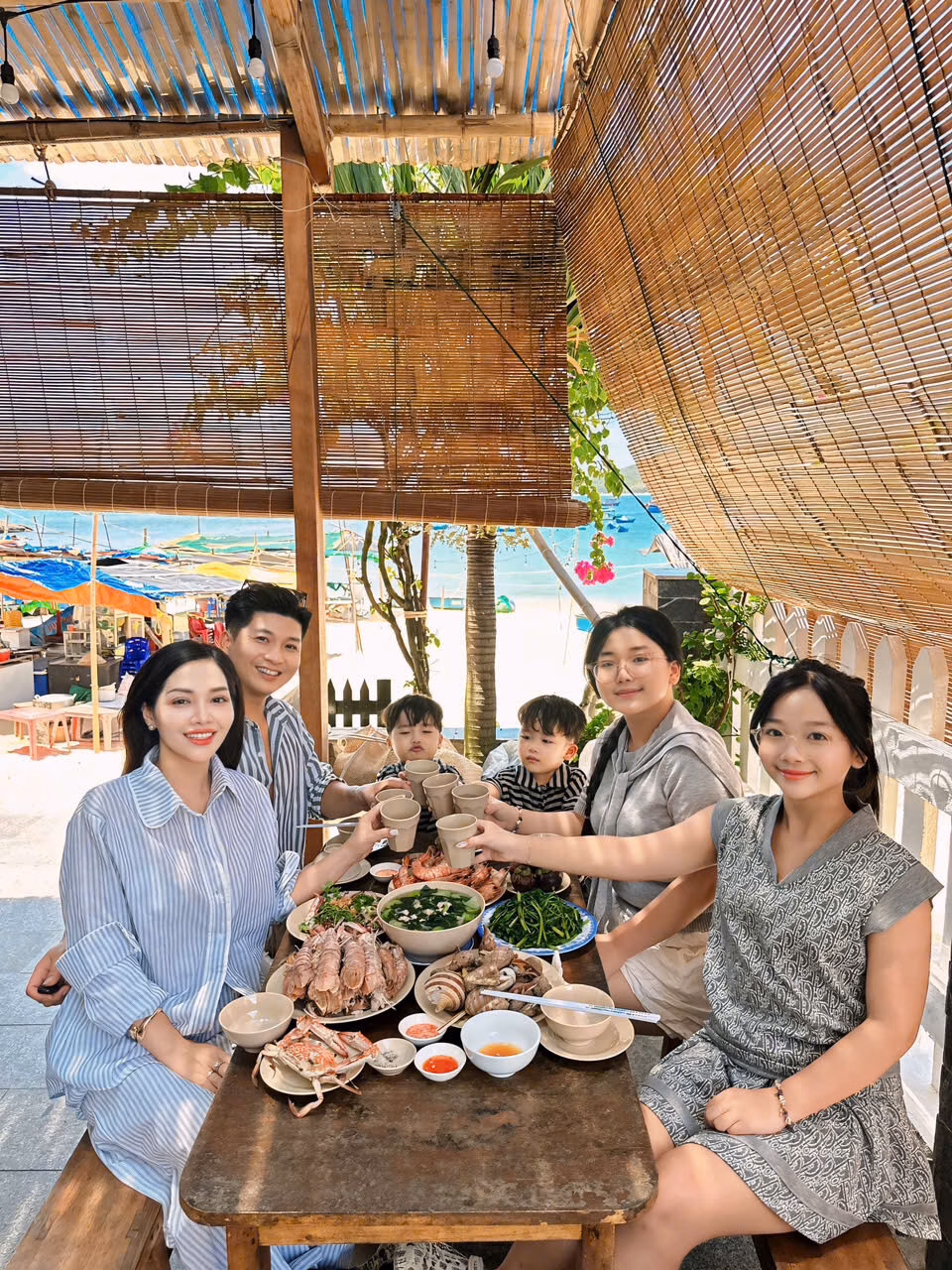 Du lịch xuyên Việt 20 ngày với 4 con: Hành trình gắn kết và học hỏi của một gia đình 4 bạn nhỏ thích thú khi được chèo SUP trên biển