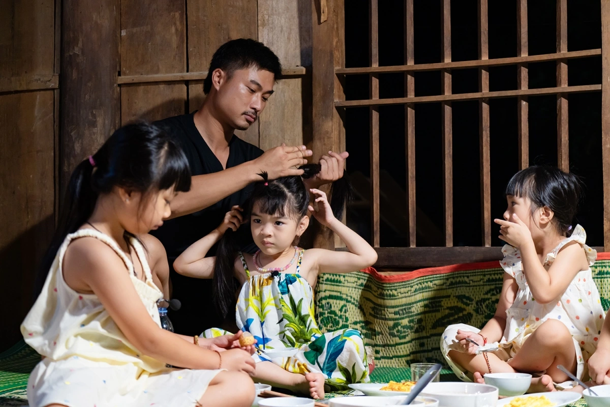 duy hưng quay như chong chóng khi chăm 4 cô con gái hình ảnh 2