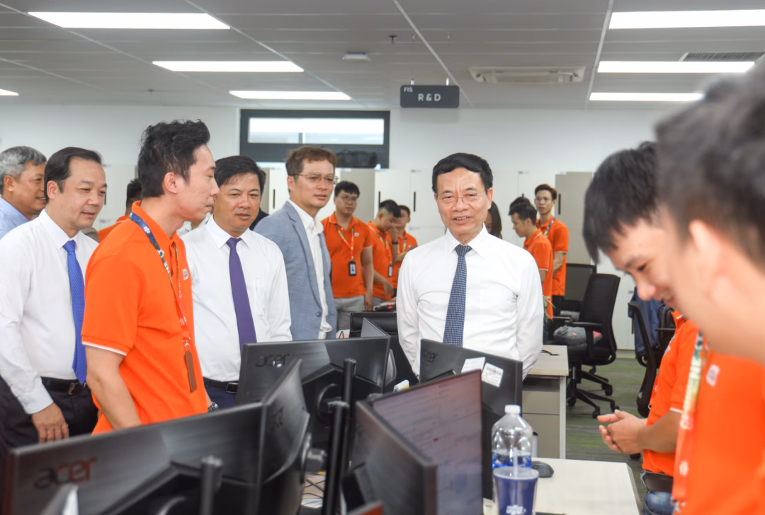 Bộ trưởng Nguyễn Mạnh Hùng thăm hỏi, động viên các kỹ sư công nghệ FPT.