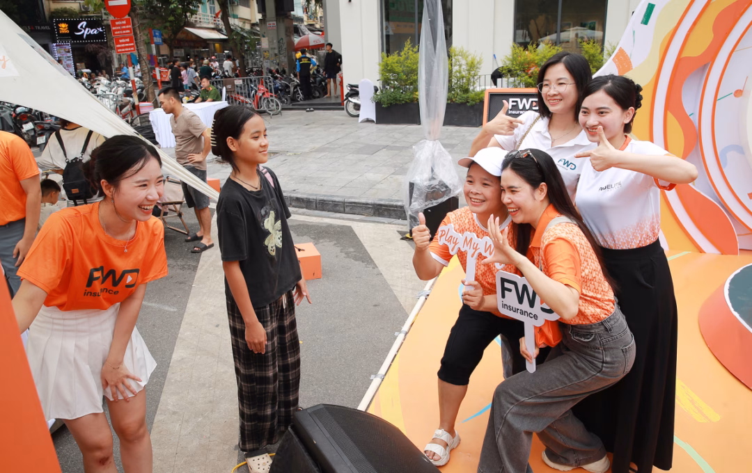 Trong đó, "Chất tôi sắc màu" là hoạt động vẽ túi tote độc bản cho phép người tham gia tự tay thiết kế những chiếc túi mang dấu ấn cá nhân.