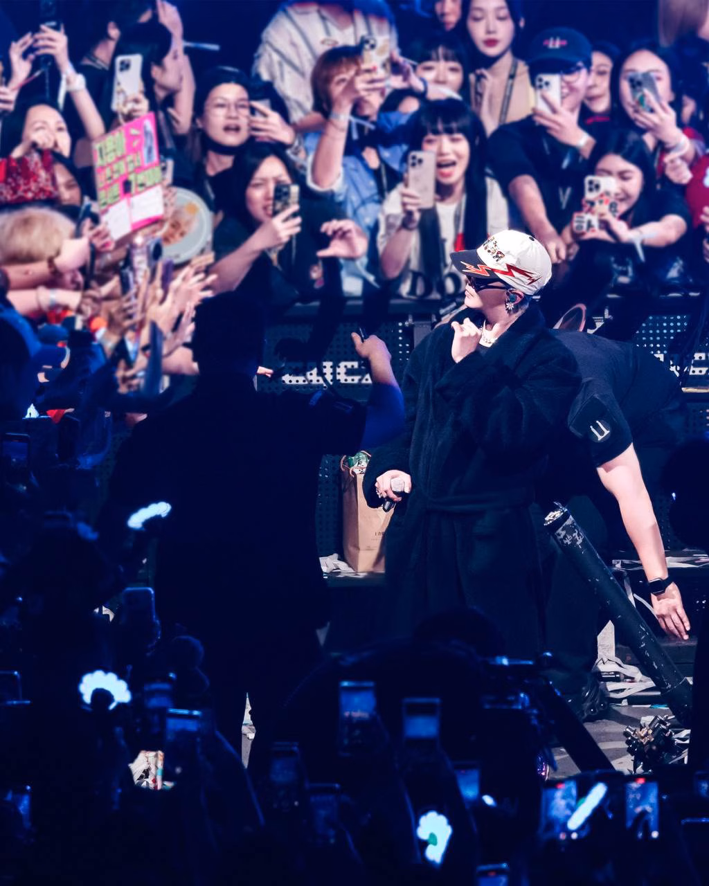 G-Dragon làm đại sứ Hội nghị Thượng đỉnh APEC 2025 với cát-xê khủng Theo nhiều nguồn tin trong ngành sự kiện, cát-xê của G-Dragon có thể lên đến 18 tỷ cho set diễn 3 - 5 bài hát