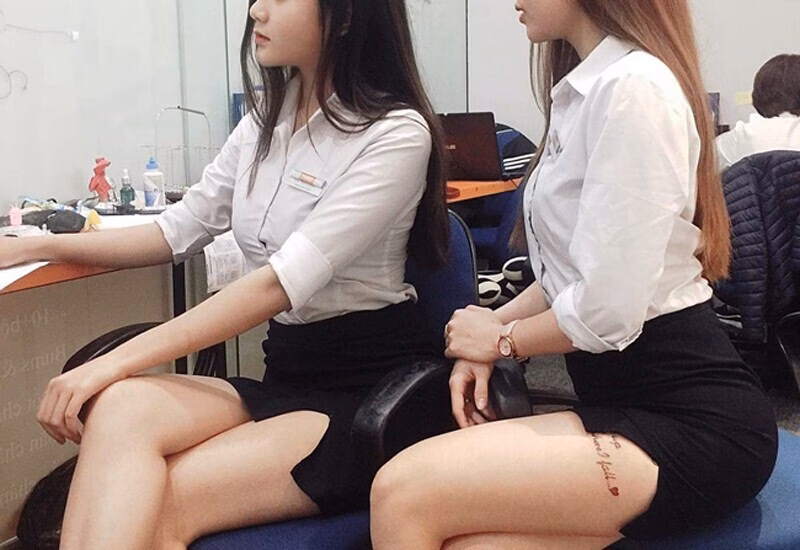 Gái công sở táo bạo quá giới hạn, mặc váy ngắn cũn khoe body chi chít khiến đồng nghiệp khó xử