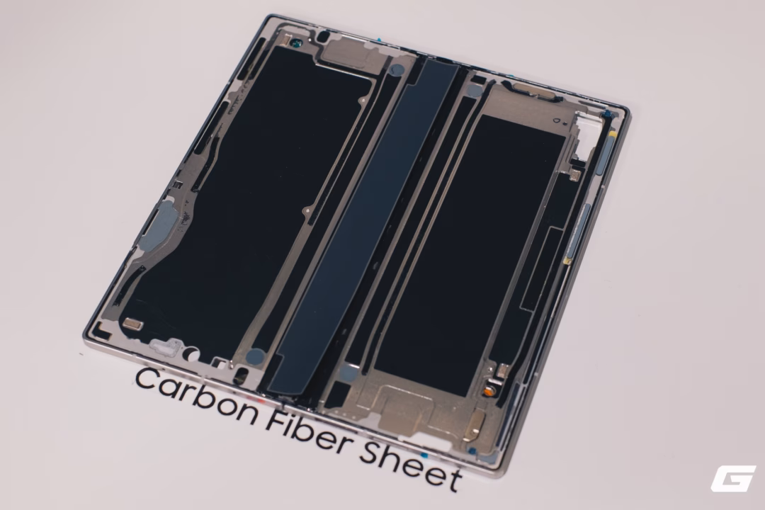 Vật liệu Carbon Fiber siêu nhẹ được sử dụng trên bản lề để giảm thiểu tối đa trọng lượng.