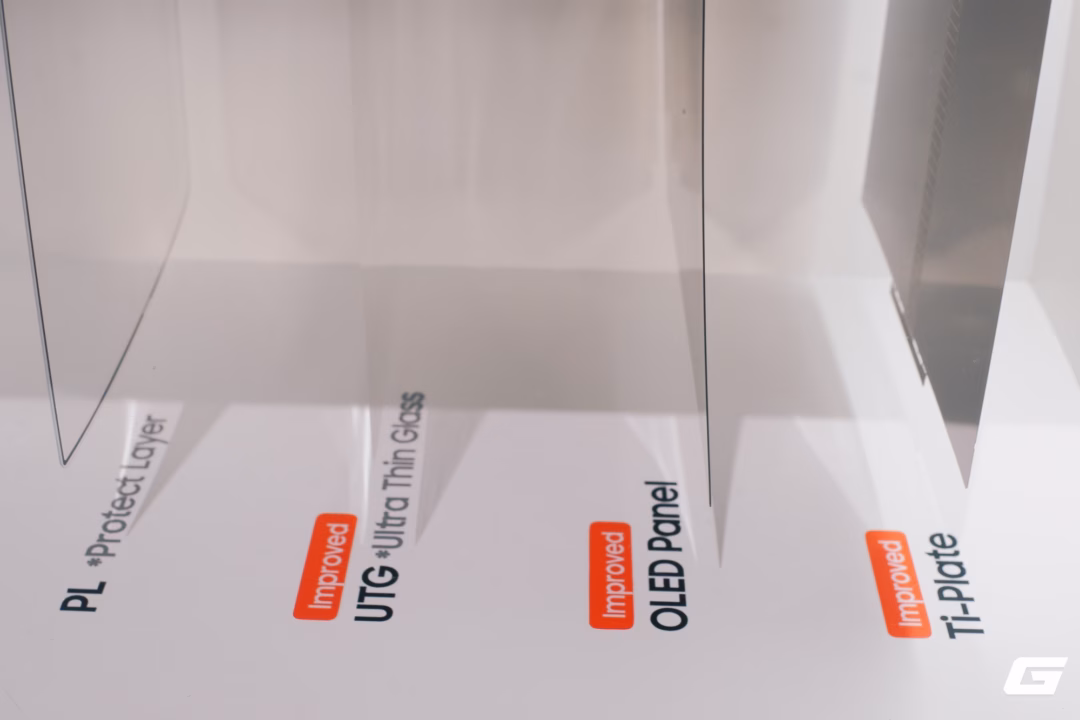 Galaxy Z Fold7 có giá thực tế hợp lý tại Việt Nam Các thành phần bên trong màn hình của Galaxy Z Fold7, bao gồm kính UTG bảo vệ, panel OLED siêu mỏng và khung màn hình được làm bằng chất liệu Titanium.