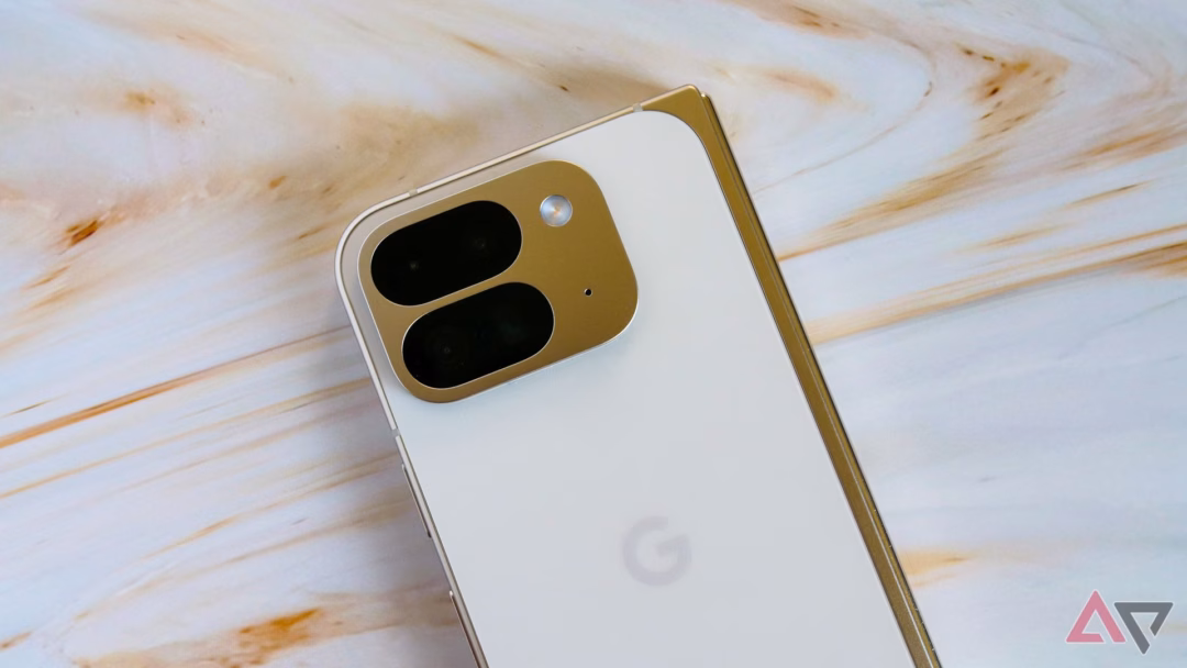 Galaxy Z Fold7 vẫn còn hạn chế, có gì được nâng cấp ở Pixel10 Pro Fold? The Pixel 9 Pro Fold's camera bump.