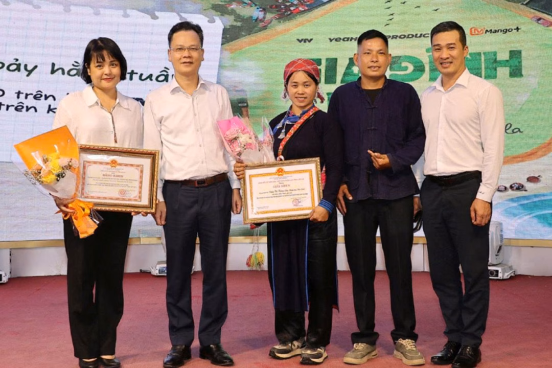 Ê-kíp Gia Đình Haha nhận giấy khen từ tỉnh Lào Cai ghi nhận những đóng góp nổi bật trong việc quảng bá du lịch địa phương (Ảnh: Yeah1)