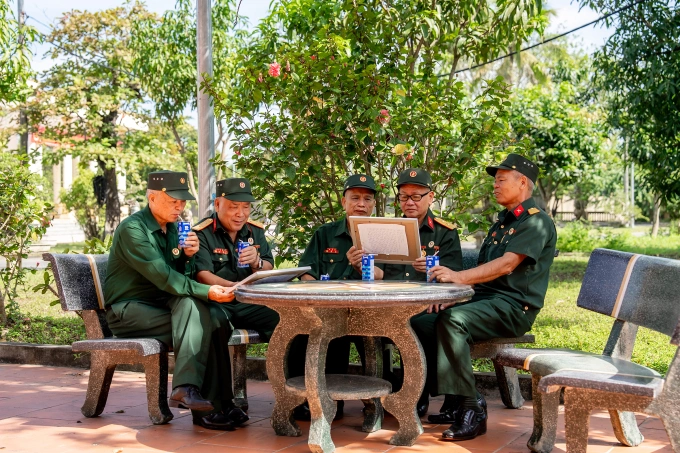 Các cựu chiến binh ở Trung tâm Điều dưỡng thương binh Nho Quan (xã Nho Quan, tỉnh Ninh Bình) cùng ngắm những bức tranh được các em nhỏ vẽ tặng. Ảnh: Duy Cường