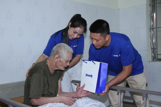 Những món quà dinh dưỡng như sữa tươi Vinamilk 100%, sữa hỗ trợ ăn ngủ ngon Sure Prevent Gold... góp phần chăm sóc sức khỏe thể chất cho những cựu chiến binh. Ảnh: