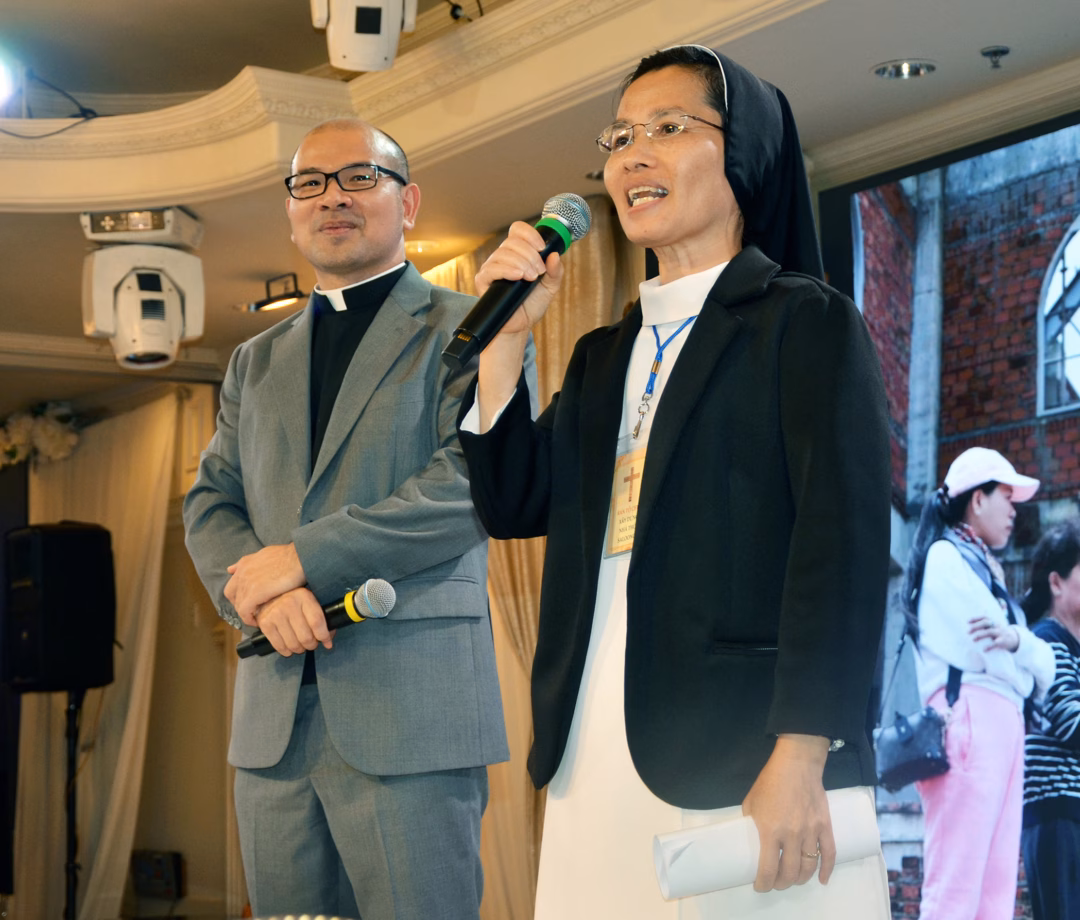 Gây quỹ xây dựng Nhà Thờ Sa Loong: Ước nguyện của linh mục dành cho người gốc dân tộc thiểu số Hai MC của buổi tiệc, Linh Mục Nguyễn Thành Tài (trái) và Soeur Nguyễn Ngọc Hân. (Hình: Lâm Hoài Thạch/Người Việt)