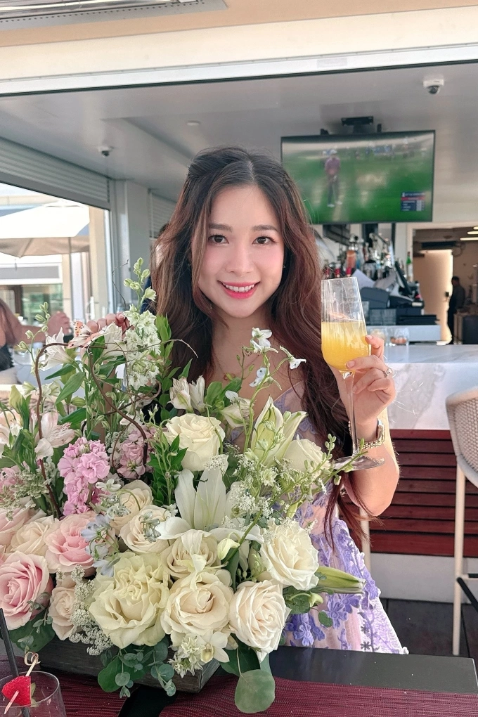 H’Hen Niê gây ấn tượng với nhan sắc tuổi U40, hội sao Việt rộn ràng bên Mỹ Duy Uyên của nhóm Mắt Ngọc đón sinh nhật tuổi 42 ở Mỹ.