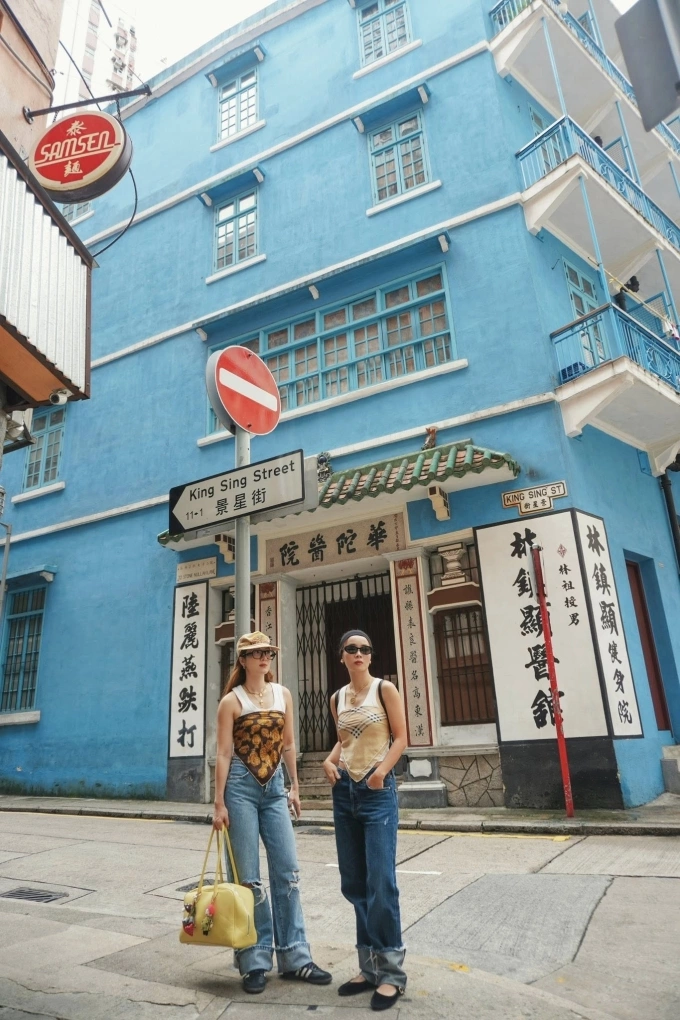 H’Hen Niê gây ấn tượng với nhan sắc tuổi U40, hội sao Việt rộn ràng bên Mỹ Hai chị em ca sĩ Yến Trang - Yến Nhi dạo chơi đường phố Hong Kong, thả dáng trước tòa nhà triển lãm Blue House ở khu Wan Chai.