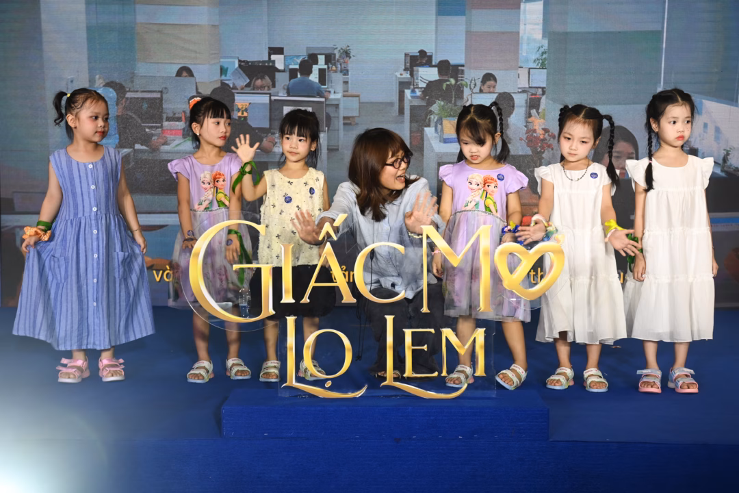 Ban tổ chức PNJ luôn đồng hành, hỗ trợ các bé tập chương trình trước khi lên sân khấu biểu diễn