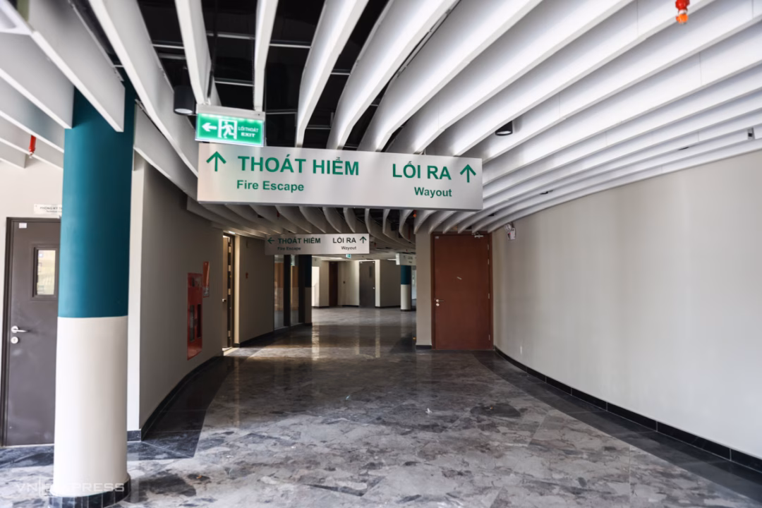 Hà Nội chi gần 1.400 tỷ xây rạp xiếc đa năng tại quận Đống Đa Hành lang, lối đi giữa các phòng ban và cầu thang được thiết kế với tông màu rực rỡ. Các bảng chỉ dẫn, lối thoát hiểm, hệ thống phòng cháy chữa cháy đã lắp đặt.