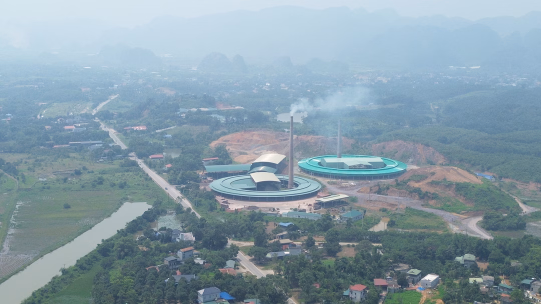 Ngôi làng ở xã Phúc Sơn bị bụi mịn bao phủ lúc 10 giờ ngày 29.7