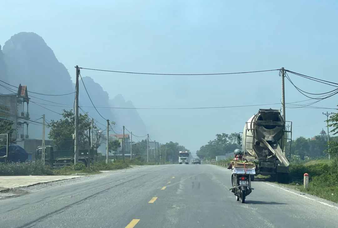 Con đường đi qua xã Mỹ Đức cũng mù mịt khói bụi, nhiều dãy núi từ xa bị che khuất