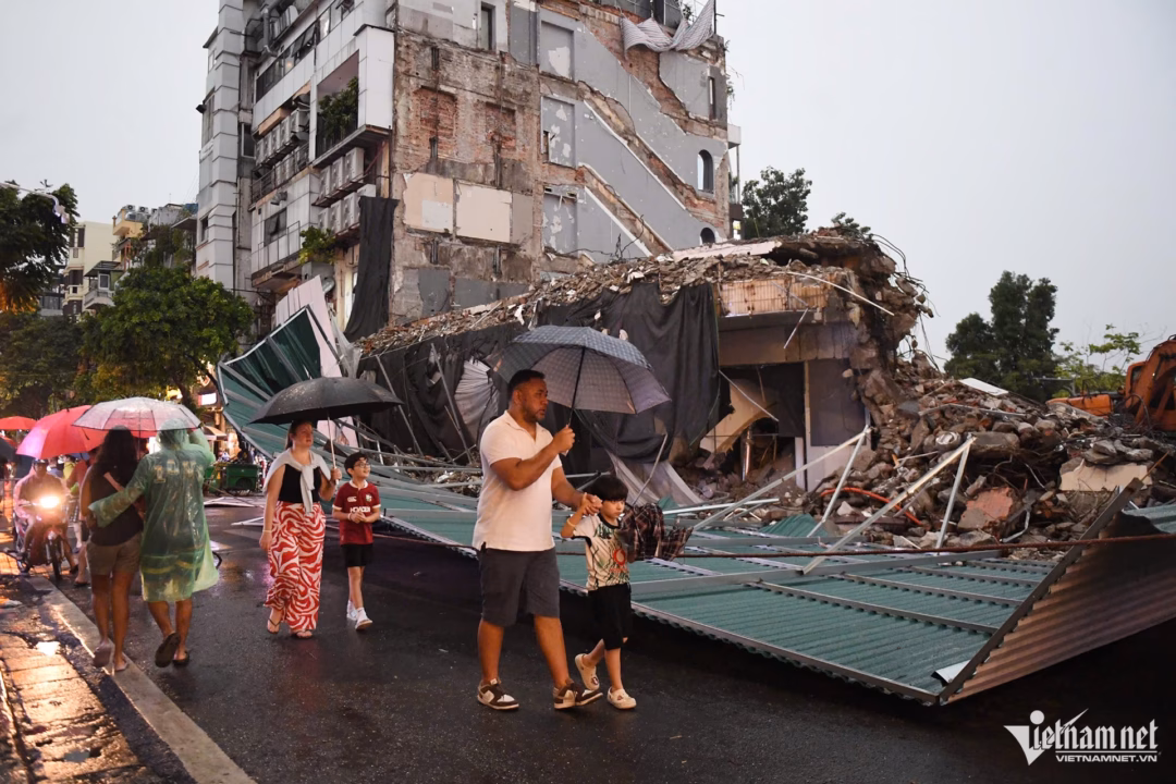 Hà Nội: Mưa lớn gây chaos ở trung tâm, hàng rào công trường hồ Gươm đổ chắn đường