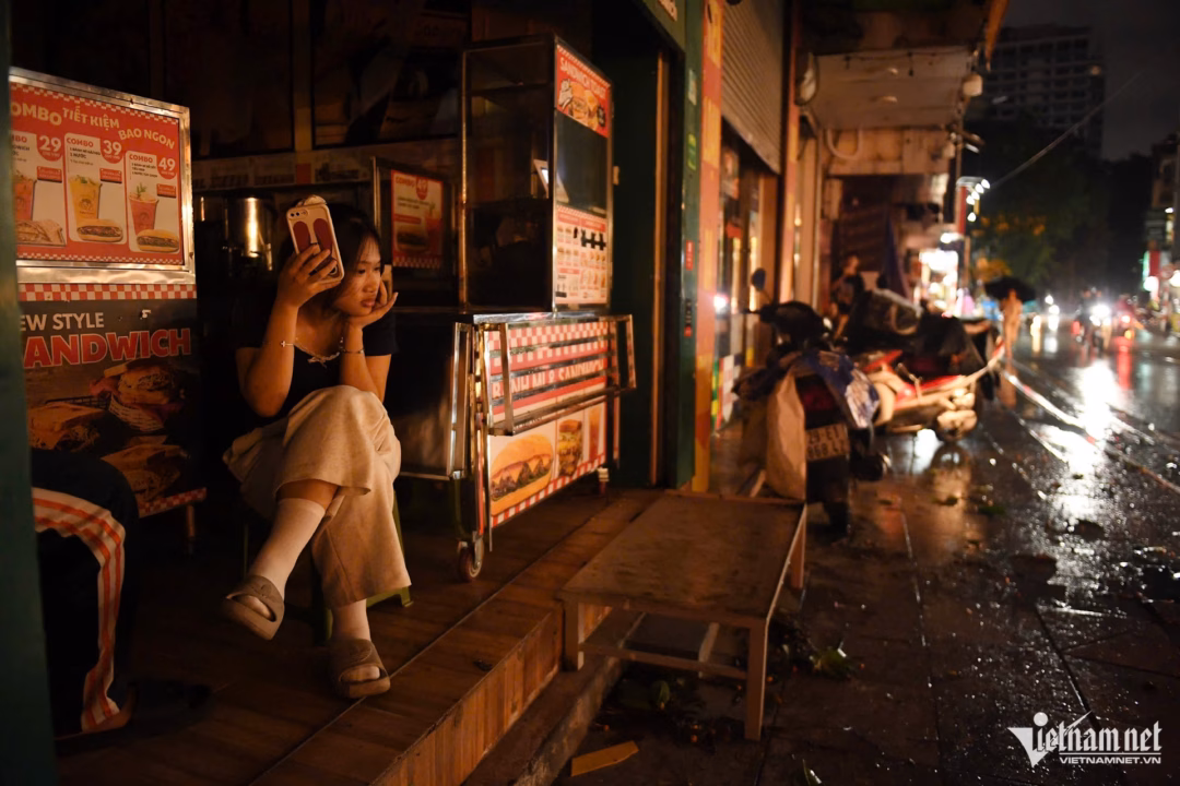 Hà Nội: Mưa lớn gây chaos ở trung tâm, hàng rào công trường hồ Gươm đổ chắn đường Hàng trăm hộ dân ở phố Đội Cấn bị mất điện. Đến gần 20h, khu vực này vẫn tối thui.
