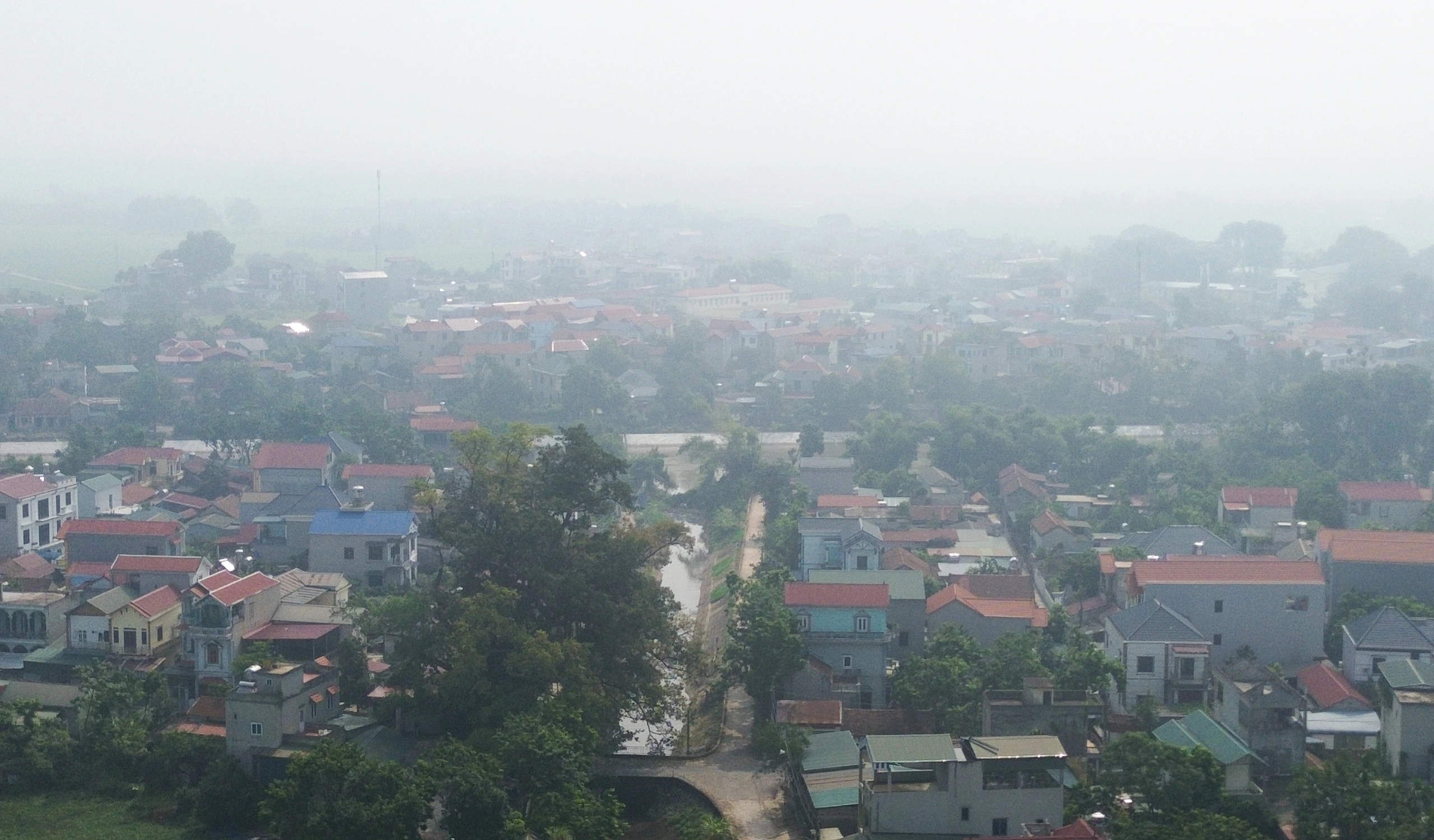 Hà Nội ô nhiễm không khí nặng, vùng quê thủ đô cũng mịt mù Tại khu vực đoạn từ cầu Hạ Dục đến ngã ba Phúc Lâm (xã Phúc Sơn), khi phóng tầm mắt về phía địa bàn tỉnh Phú Thọ (trước sáp nhập là tỉnh Hòa Bình cũ) xuất hiện lớp bụi nhờ nhờ bao phủ lên cánh đồng cùng những ngôi nhà ven làng