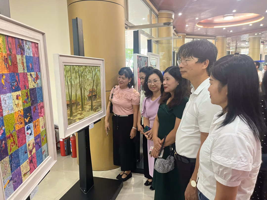 Các đại biểu tham quan triển lãm