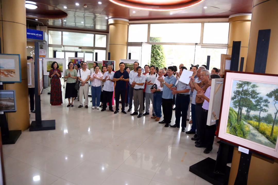 Các đại biểu cắt băng khai mạc
