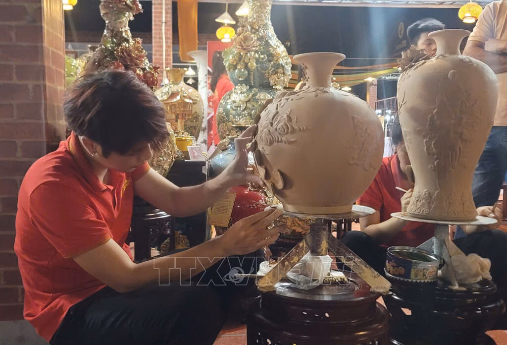 Hà Nội tổ chức Festival Bảo tồn và Phát triển làng nghề quốc tế năm 2025 Nghệ nhân gốm sứ tham gia trình diễn tại Festival năm 2023