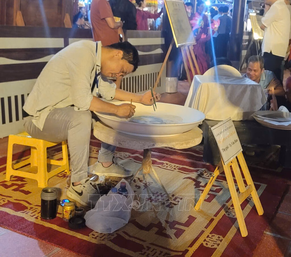 Hà Nội tổ chức Festival Bảo tồn và Phát triển làng nghề quốc tế năm 2025 Nghệ nhân gốm tham gia tại Fetival năm 2023