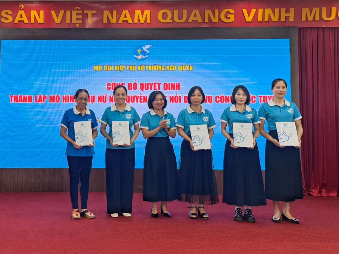Hà Nội: Tuyên truyền, hỗ trợ người dân sử dụng dịch vụ công trực tuyến Ra mắt mô hình Tổ tuyên truyền - kết nối dịch vụ công phường Ngô Quyền.
