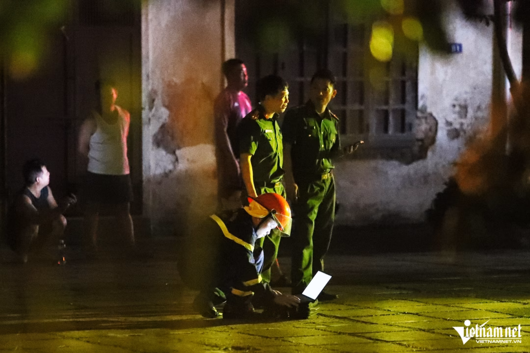 Hà Nội: Vụ nổ lớn kèm lửa bùng dữ dội tại kho xưởng gần khu dân cư Cảnh sát sử dụng nhiều thiết bị hiện đại để tiếp cận kho xưởng bị cháy.