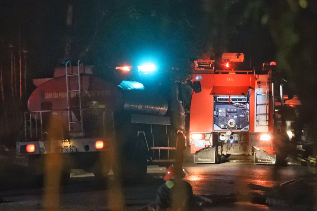 Hà Nội: Vụ nổ lớn kèm lửa bùng dữ dội tại kho xưởng gần khu dân cư Theo người dân sinh sống xung quanh công ty, các kho xưởng chứa rất nhiều sản phẩm như: giấy, tinh dầu, dầu gội, hoá chất...