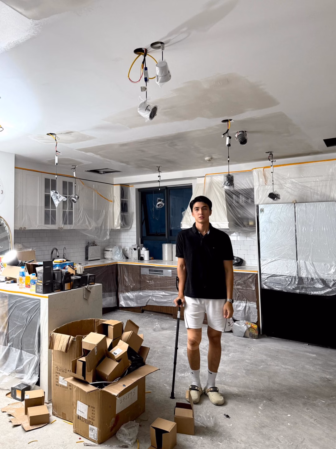 Diễn viên Bình An bị đau chân vẫn sát sao trông coi việc chuyển nhà.