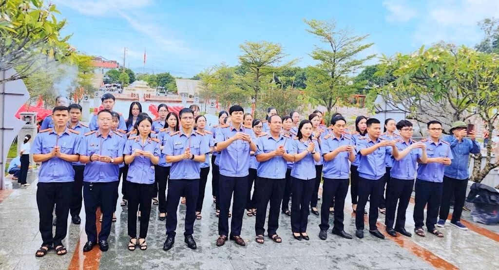Đoàn VKSND Khu vực 1 thăm hỏi, tặng quà bác Nguyễn Trọng Tần.