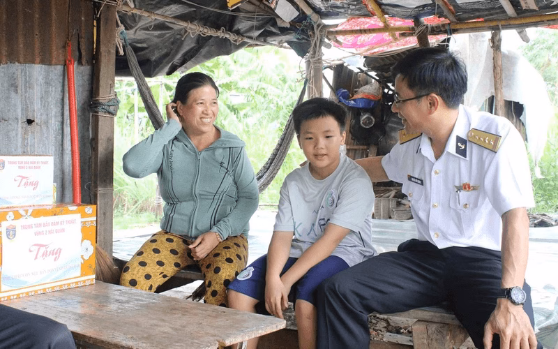 Hải quân tặng quà ngư dân ở Lâm Đồng Hiệu quả từ mô hình "1.000 đồng nâng bước con ngư dân đến trường"