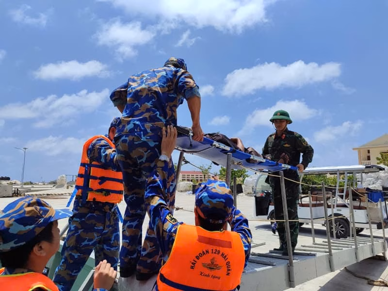 Hải quân tặng quà ngư dân ở Lâm Đồng Vượt sóng lớn đưa ngư dân bị bệnh nặng về đất liền